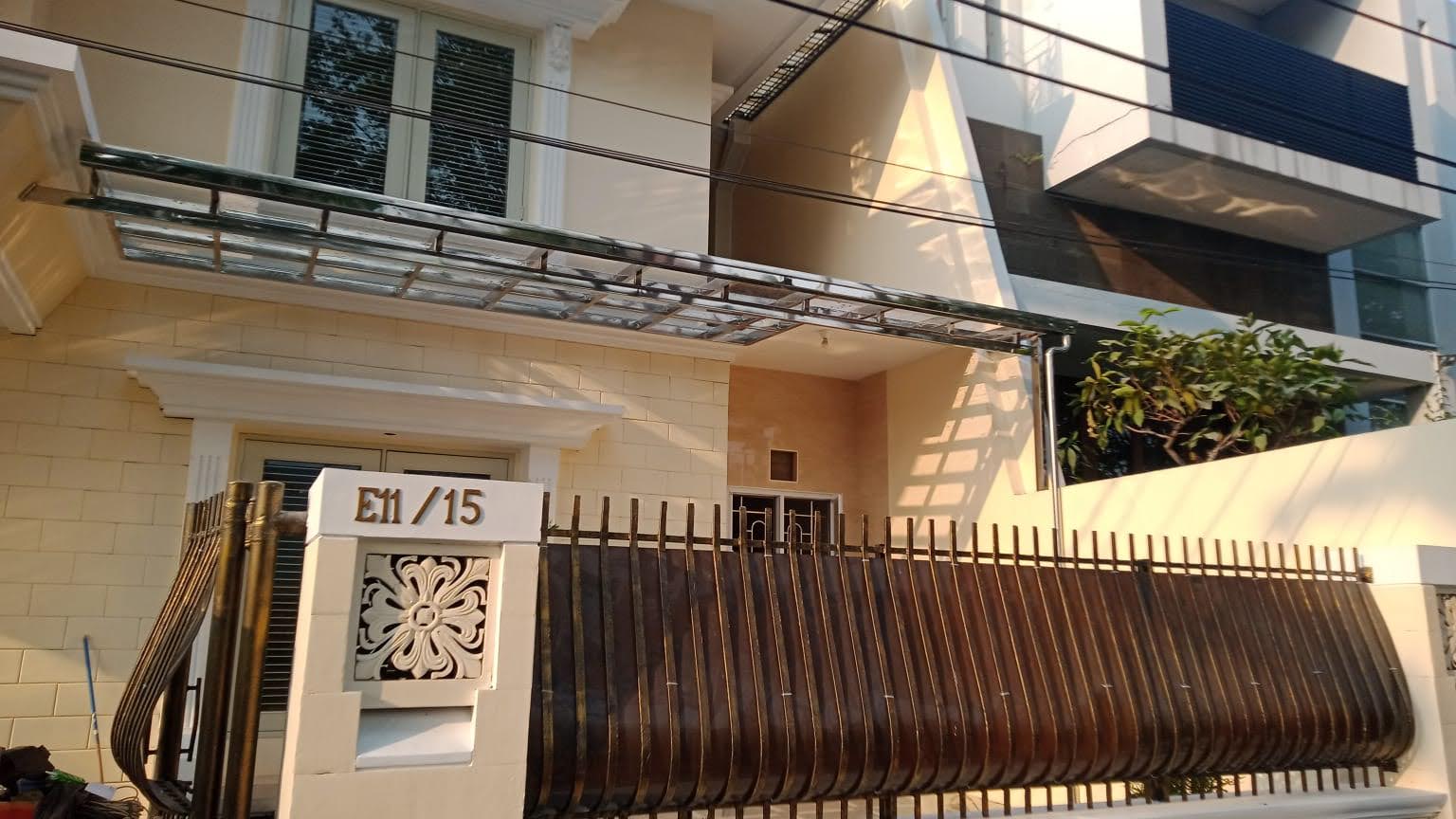 Renovasi Atap Rumah Tua Menjadi Desain Modern Tropis